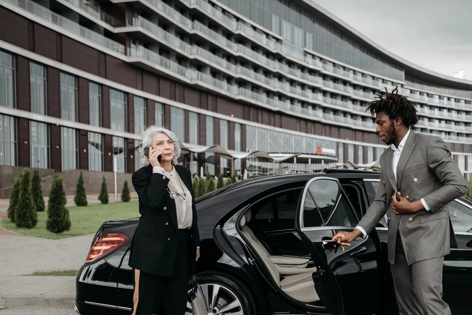 Chauffeur AloVan Paris ouvrant la porte d’une berline premium