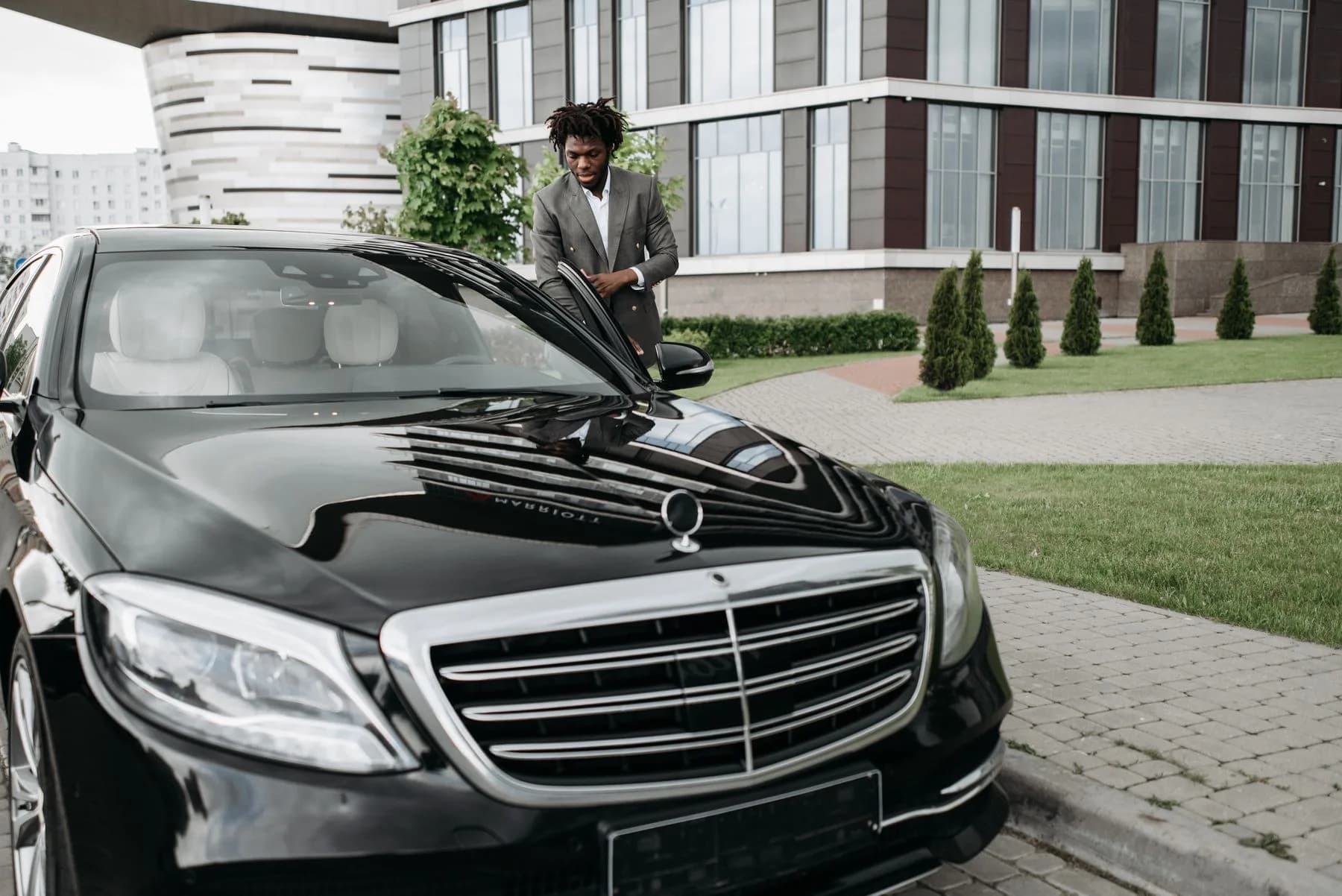 Chauffeur privé ouvrant une berline AloVan Paris