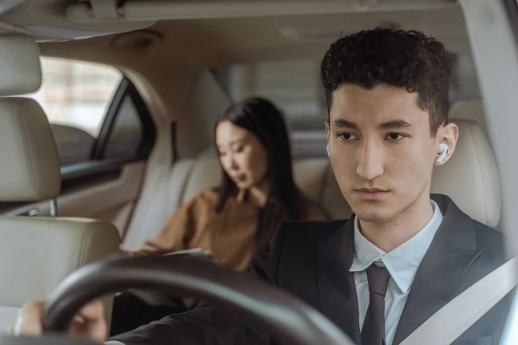 Voyageuse accompagnée par son chauffeur AloVan Paris