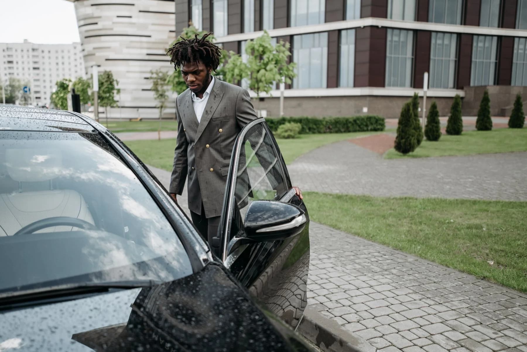Chauffeur privé AloVan Paris et berline premium